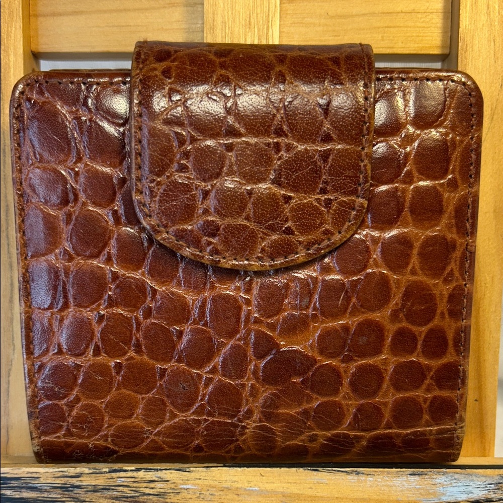 NWOT vintage crocodile pattern leather wallet